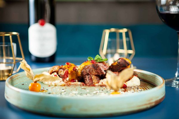 How to Craft a Gourmet Flatbread with Artisanal Toppings and Sauces?